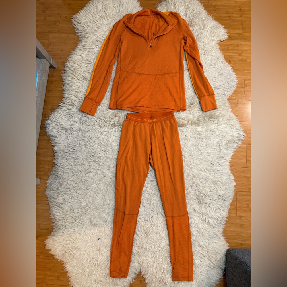Men’s ice breaker merino wool base layer matching set size Medium.